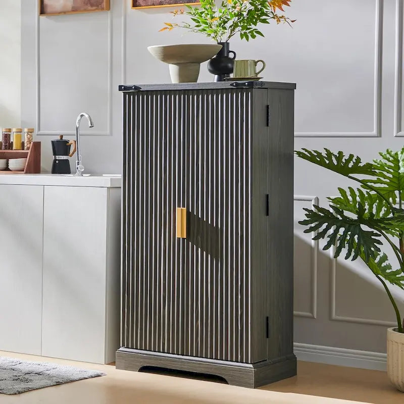 Meuble de rangement moderne à cannelures avec portes à panneaux ondulés, hauteur 119 cm