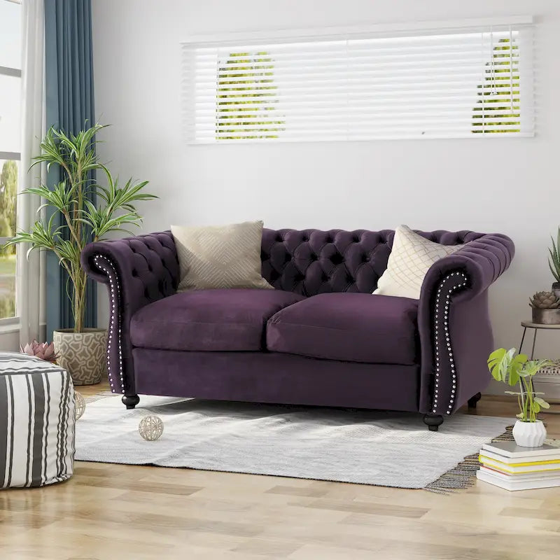 Causeuse Chesterfield capitonnée avec clous décoratifs