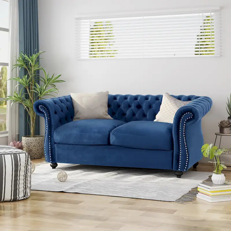 Causeuse Chesterfield capitonnée avec clous décoratifs