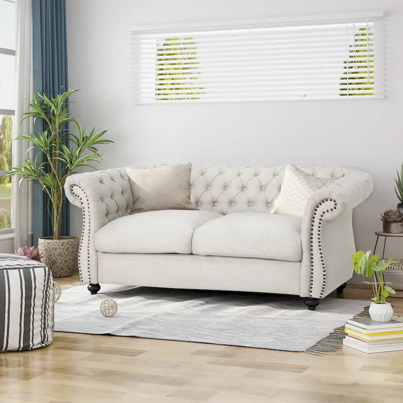Causeuse Chesterfield capitonnée avec clous décoratifs