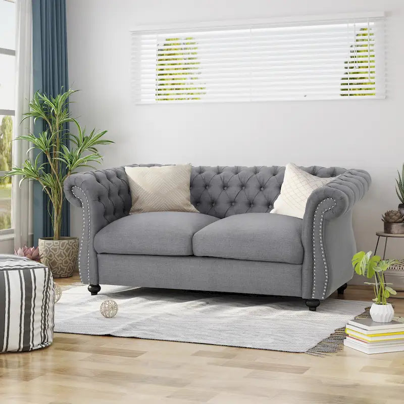 Causeuse Chesterfield capitonnée avec clous décoratifs