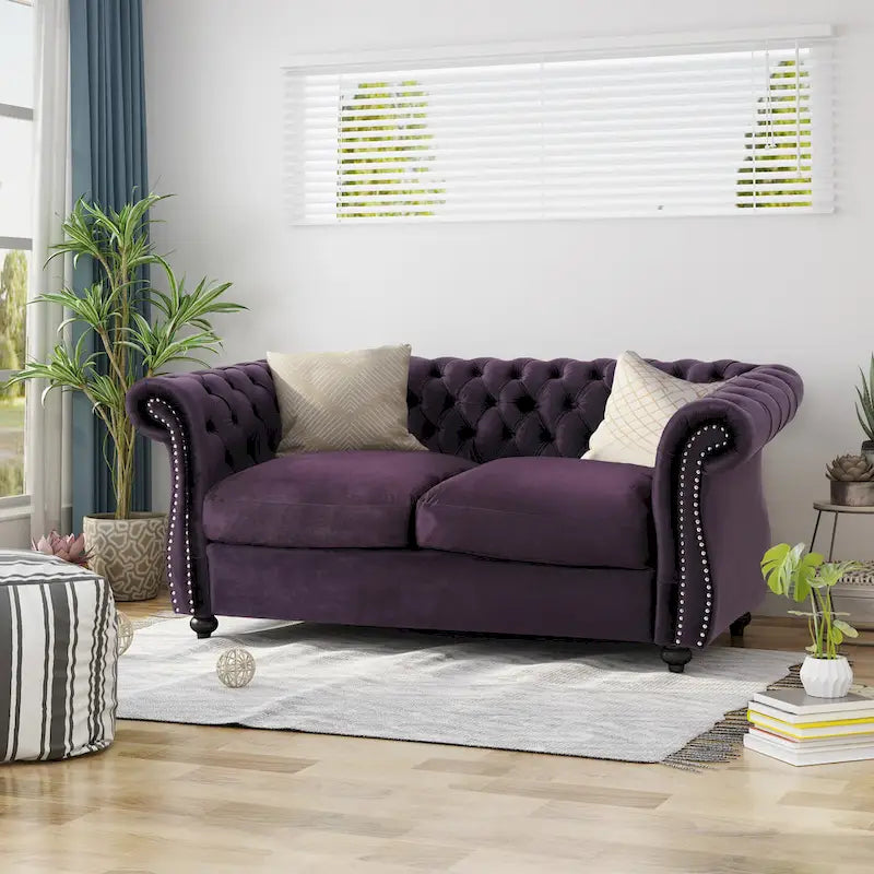 Causeuse Chesterfield capitonnée avec clous décoratifs