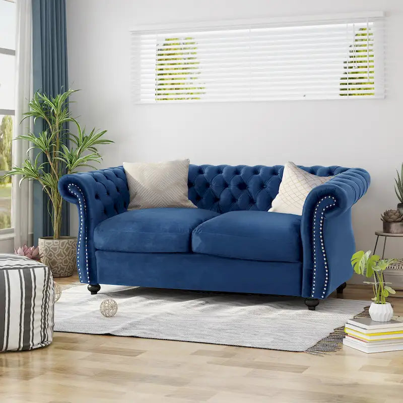 Causeuse Chesterfield capitonnée avec clous décoratifs
