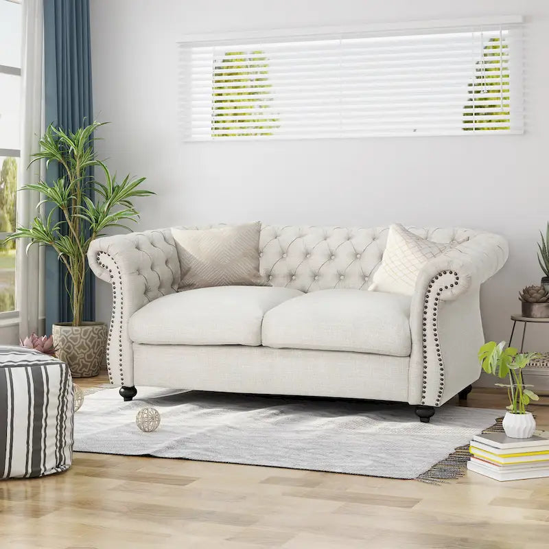 Causeuse Chesterfield capitonnée avec clous décoratifs