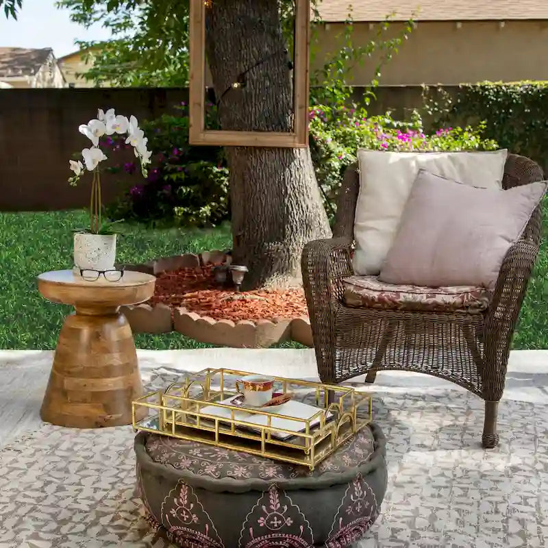Table d'appoint ronde en bois d'acacia avec base conique, 16" x 19"